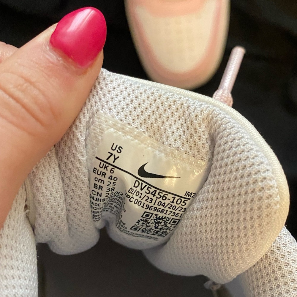 Youth girls Nikes - Picture 2 of 4